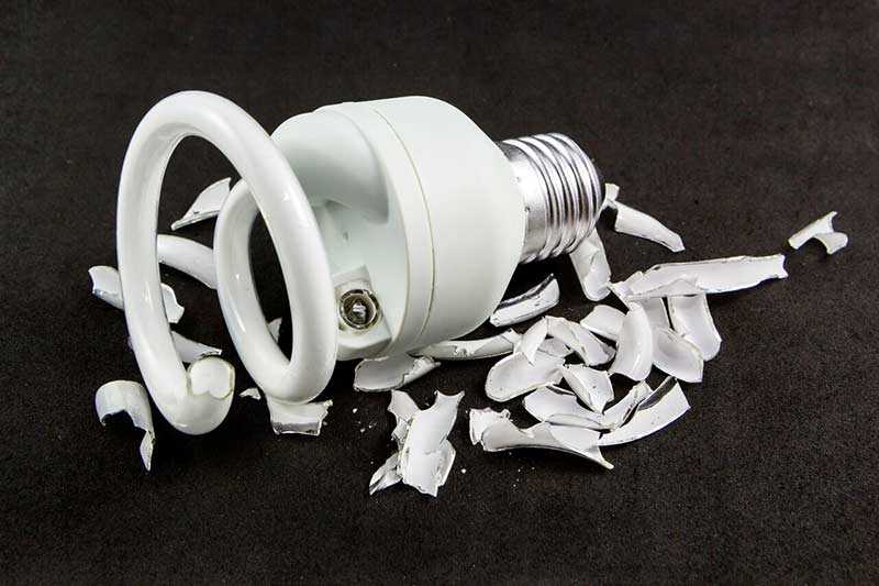 Если разбилась энергосберегающая лампа опасно ли это - всё о электрике