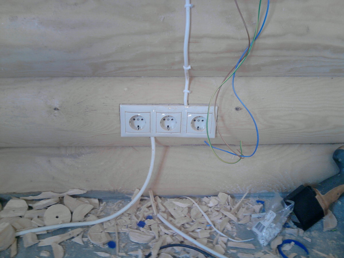 Проводка электропроводка. Розетка в кабель-канал с заземлением. Провода для наружной электропроводки в квартире. Электропроводка в частном доме. Электрика в деревянном доме.