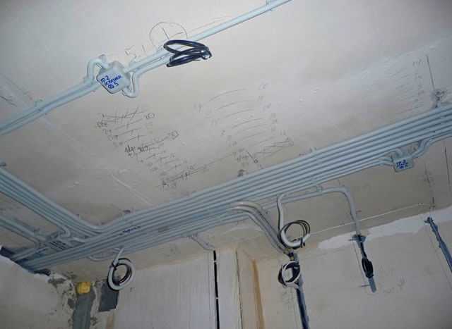 Проводка по потолку: как провести электропроводку и спрятать провода своими руками, крепление выключателя: фото и видео