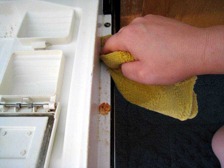 Как убрать запах из посудомоечной машины