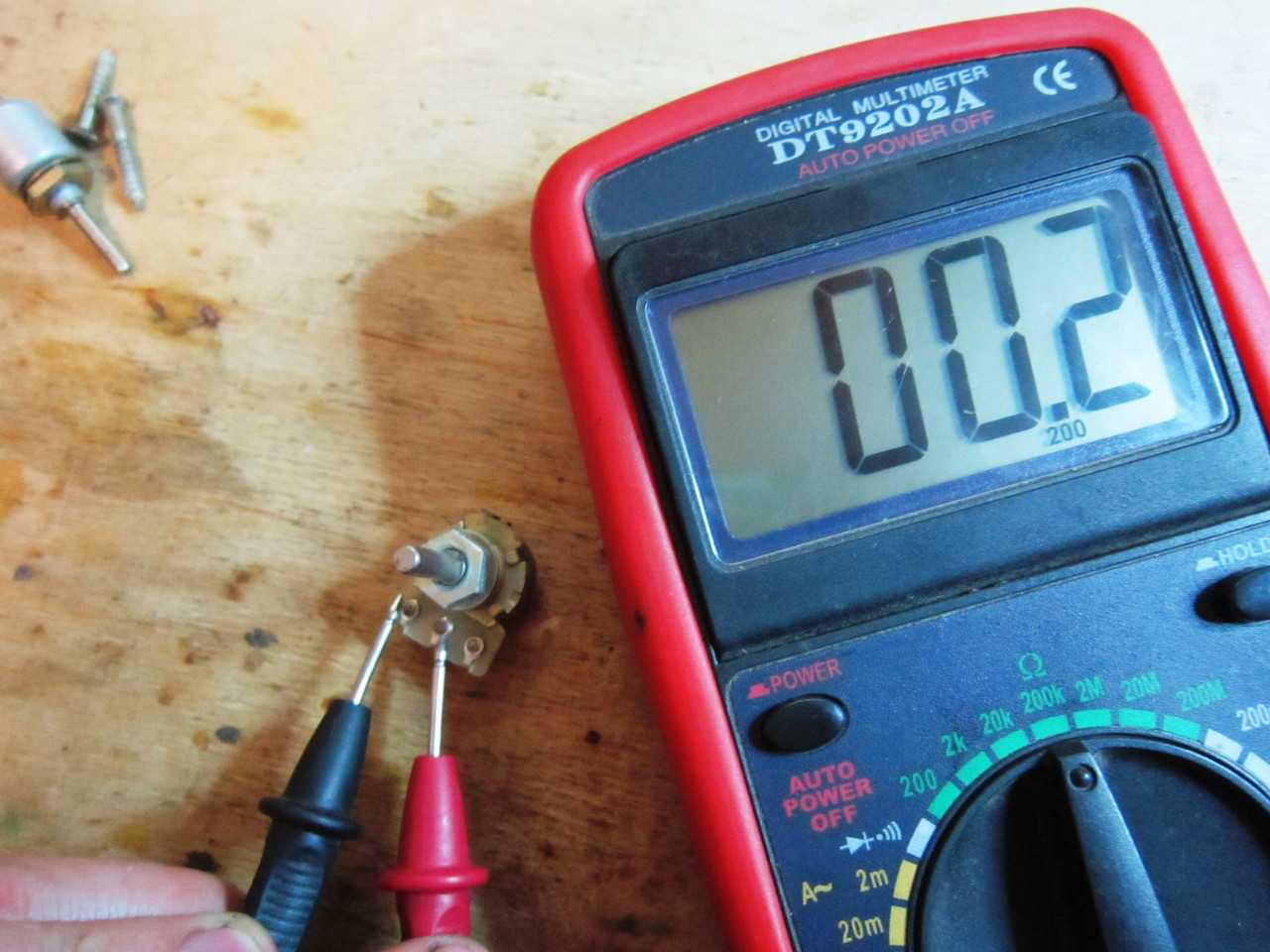 Можно ли и как проверить конденсатор мультиметром в домашних условиях: надо ли его обязательно выпаивать - станок