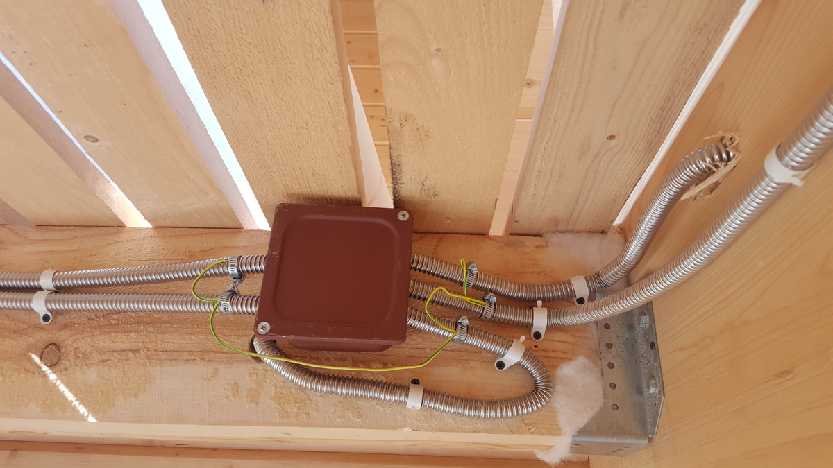 Прокладка кабеля по забору и металлоконструкциям