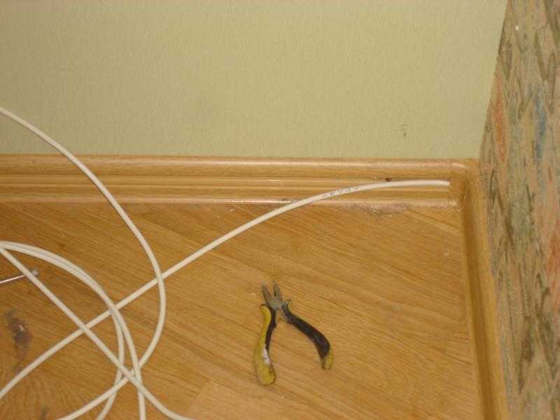 Прокладка кабеля в плинтусе