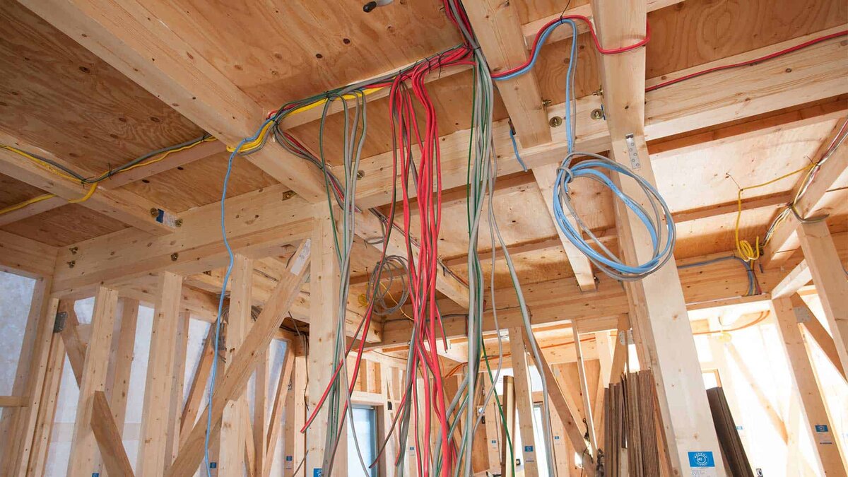 Как сделать проводку в деревянном доме - что важно знать