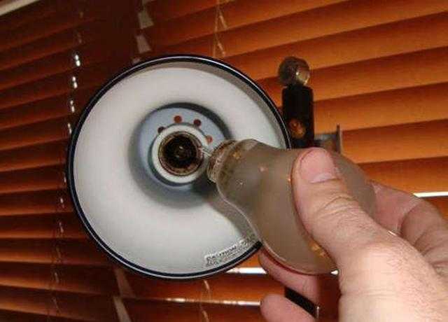 Как выкрутить цоколь, если лампочка разбилась или застряла?