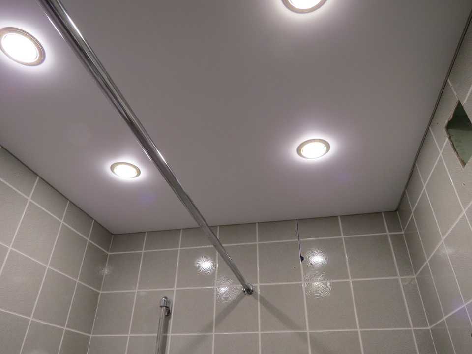 Лучшие варианты освещения в ванной — правила и дизайн
