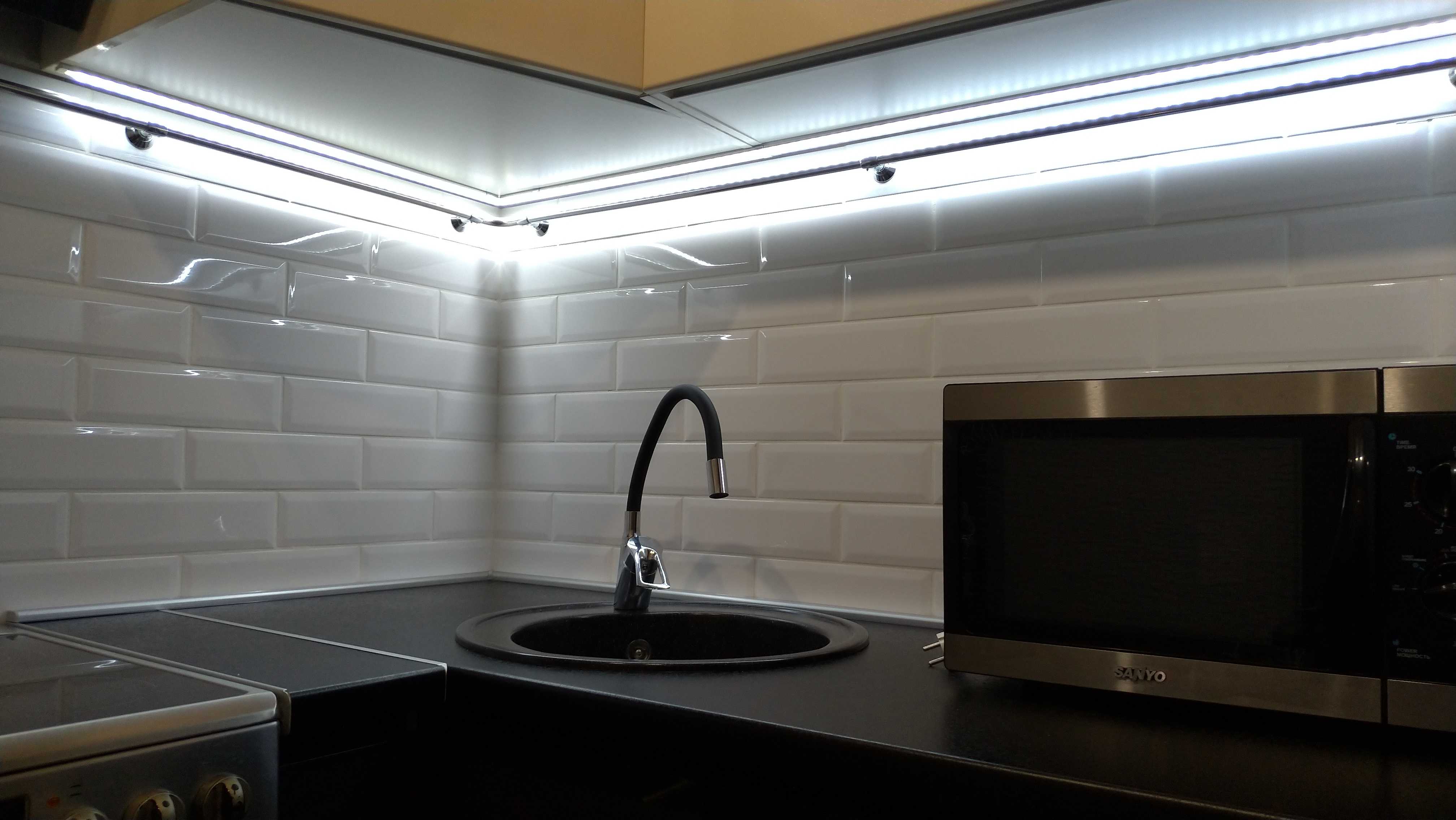Светодиодная лента на кухню под шкафы: инструкция по установке 