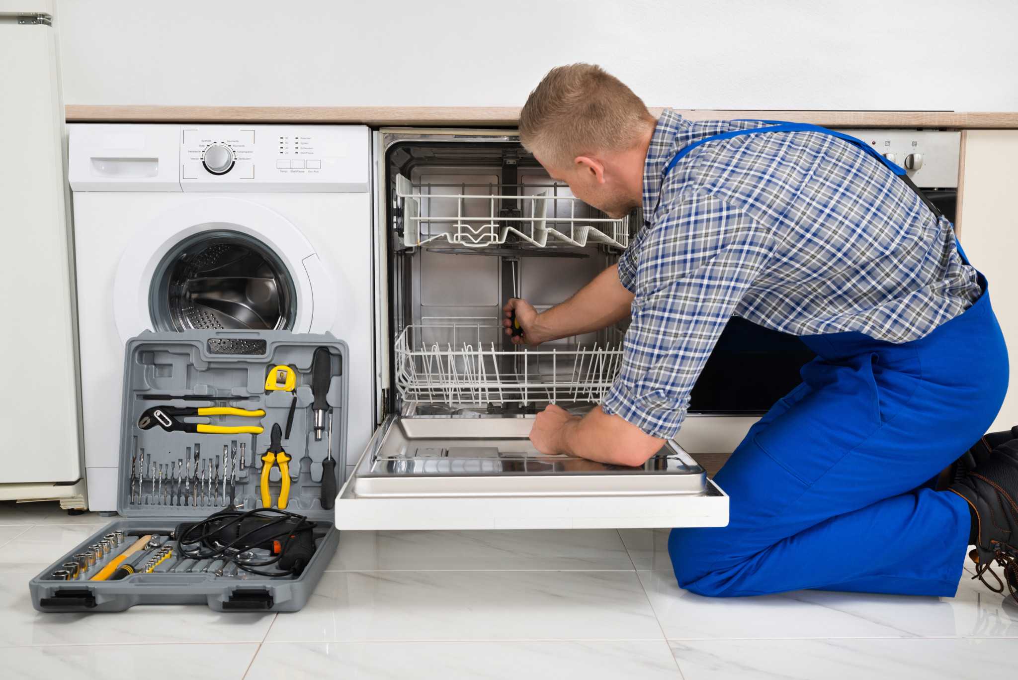 Почему посудомоечная машина плохо моет посуду, и что с этим делать