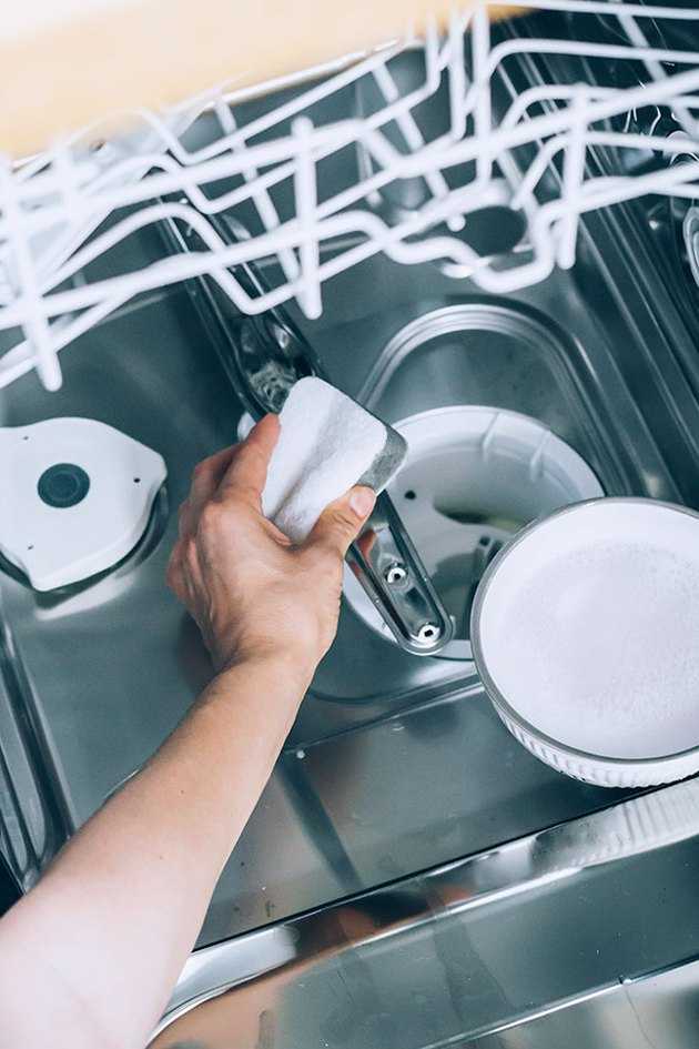 Что делать, если посудомоечная машина набирает воду, останавливается и не моет посуду?