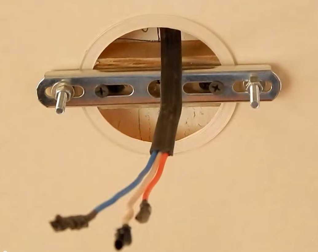 Как повесить люстру на натяжной потолок: установка своими руками