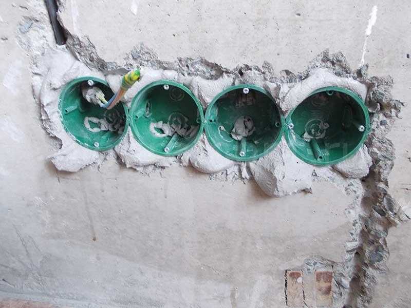 Как закрепить подрозетник в бетонной стене