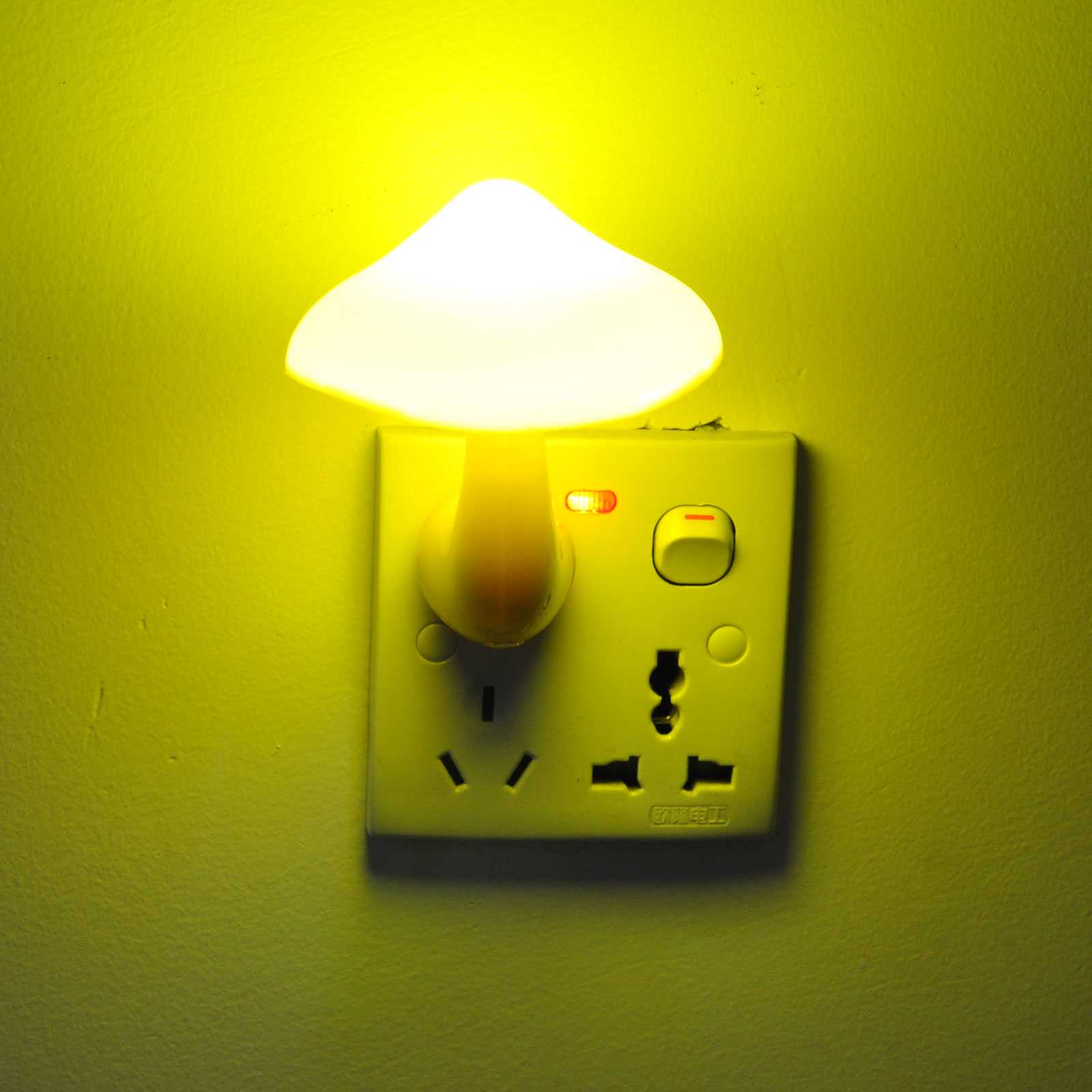 Ночник в розетку: детский светильник с датчиком движения, розеточный и светодиодный вариант, маленькие модели с выключателем, пчелка и другие формы
