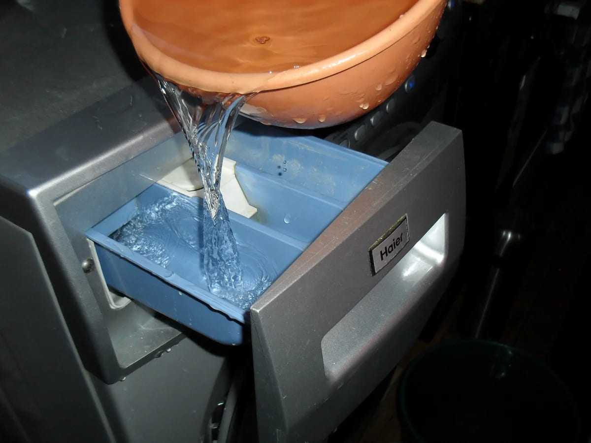 Стиральная машина гудит при сливе воды: почему машинка сильно шумит, рычит, издает скрежет и трещит?
