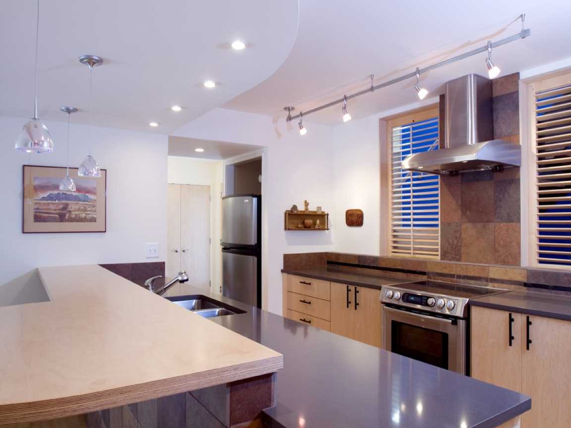 Подсветка рабочей зоны на кухне (41 фото): требования к освещению кухонной рабочей поверхности. выбор ламп и светильников