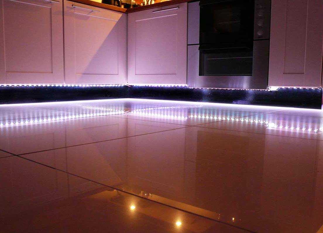 Делаем подсветку рабочей зоны на кухне при помощи светодиодной ленты