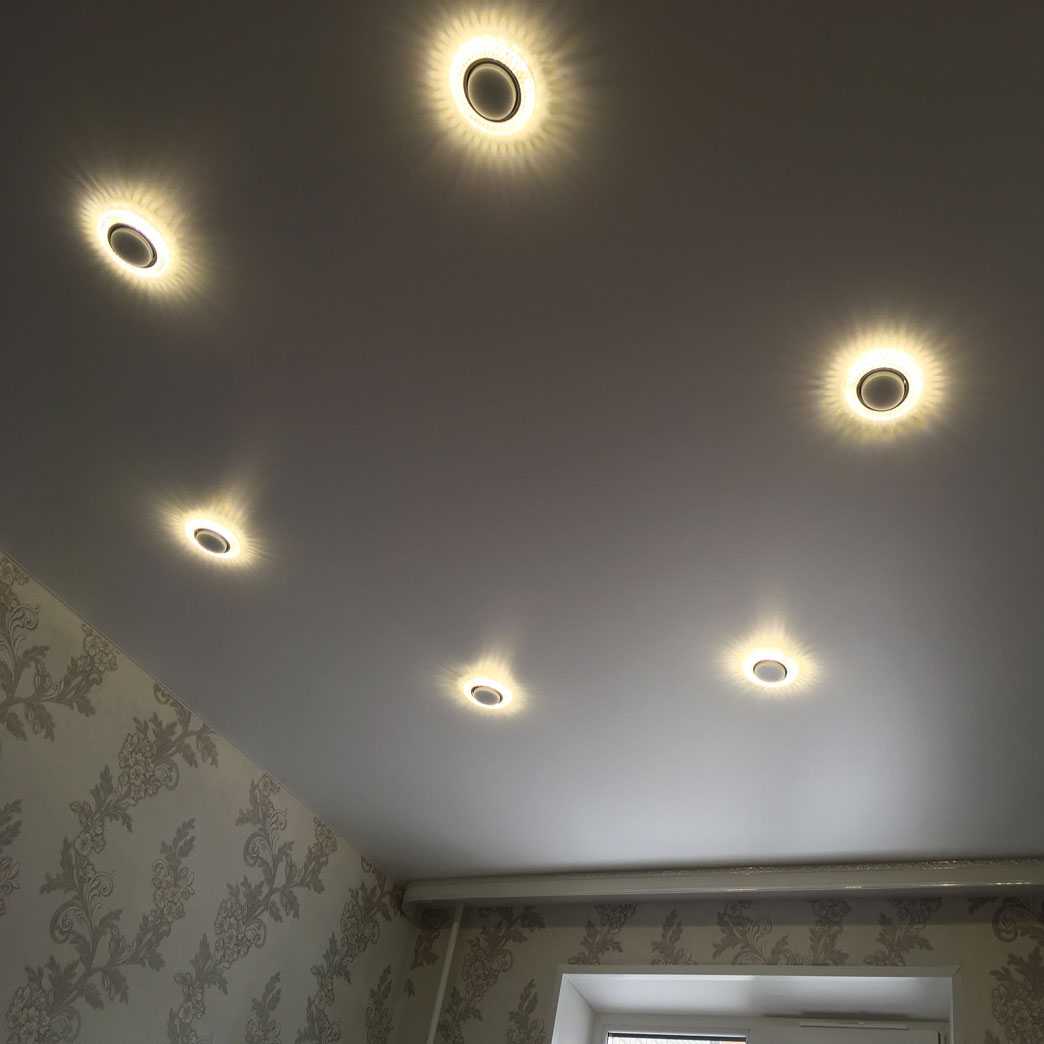 Расположение лампочек на натяжном потолке в зале: фото удачных примеров
