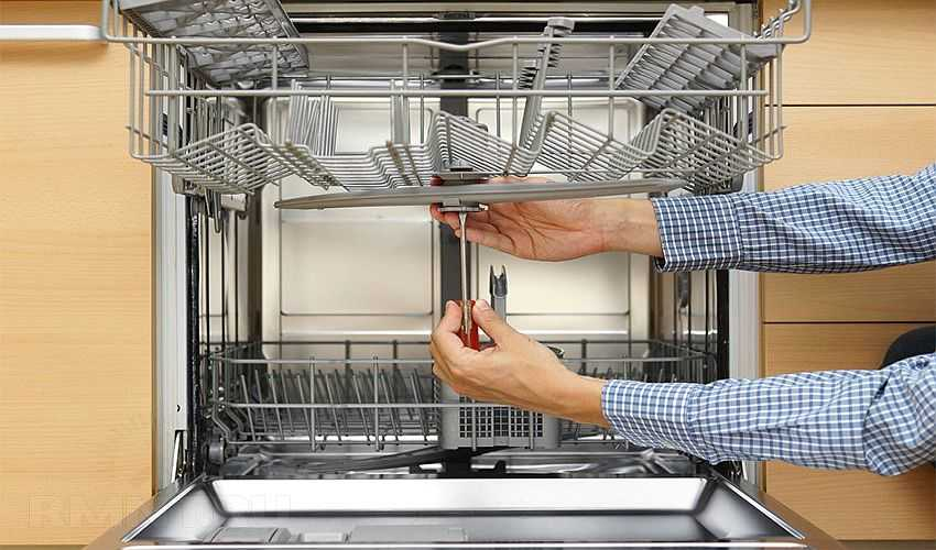 Почему посудомоечная машина постоянно сливает воду