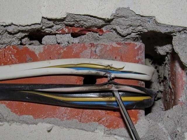 Просверлил проводку в стене что делать - электрик