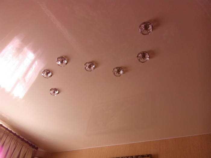 Советы по расположению лампочек на натяжных потолках в зале
