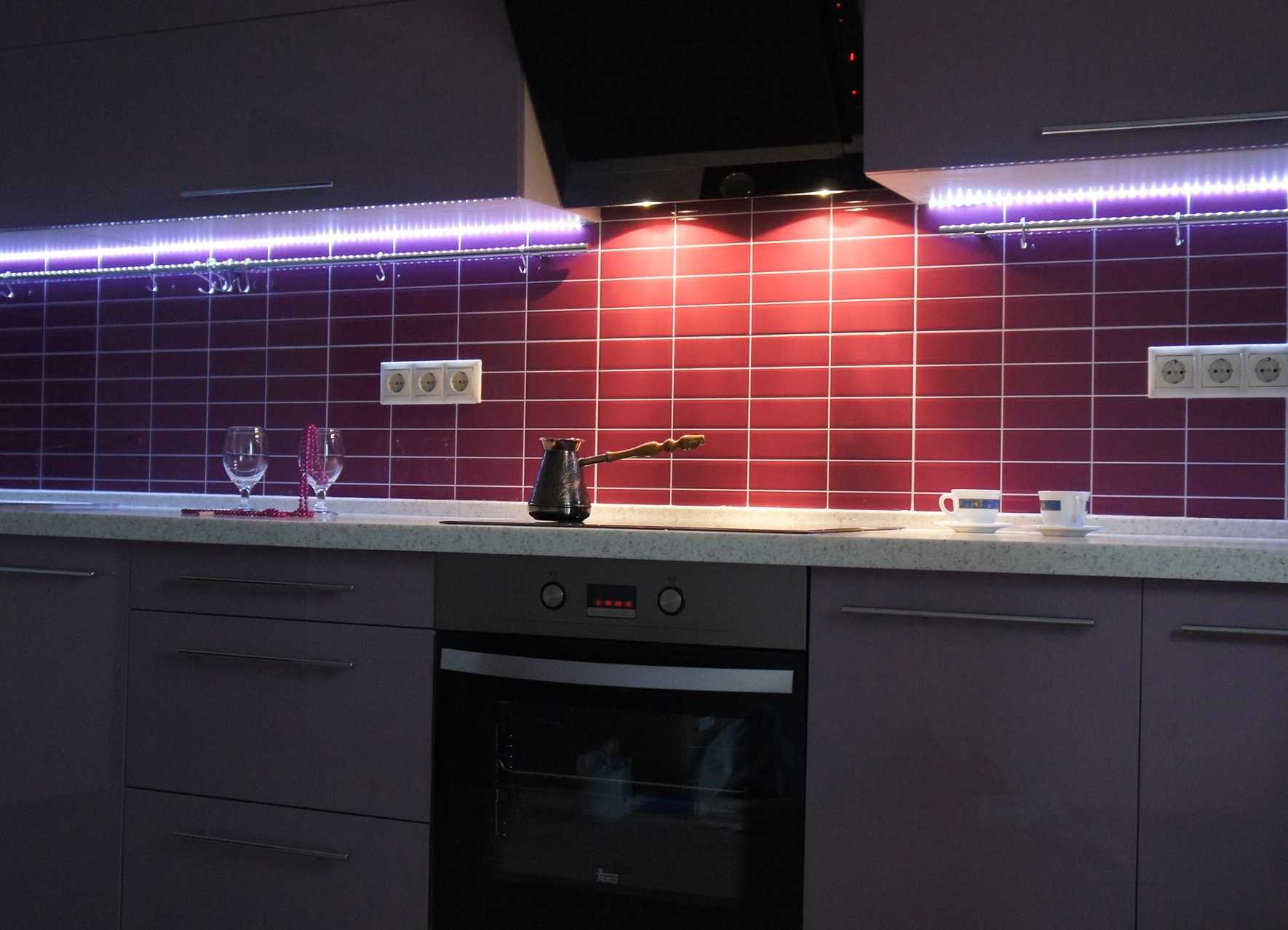 Подсветка для кухни под шкафы светодиодная: 65 фото в интерьере