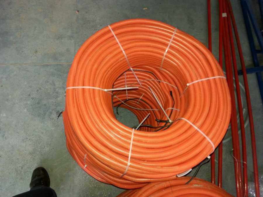 Нужно ли использовать гофру при прокладке электрических кабелей и проводов?