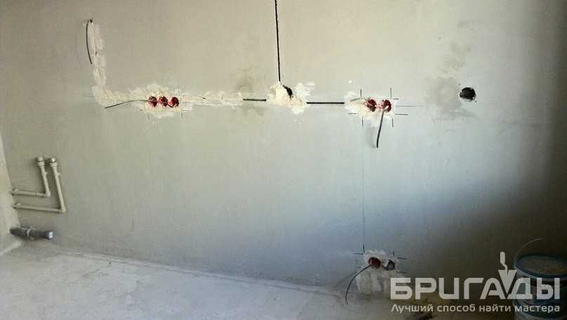 Этапы и особенности замены электропроводки в квартире без штробления стен
