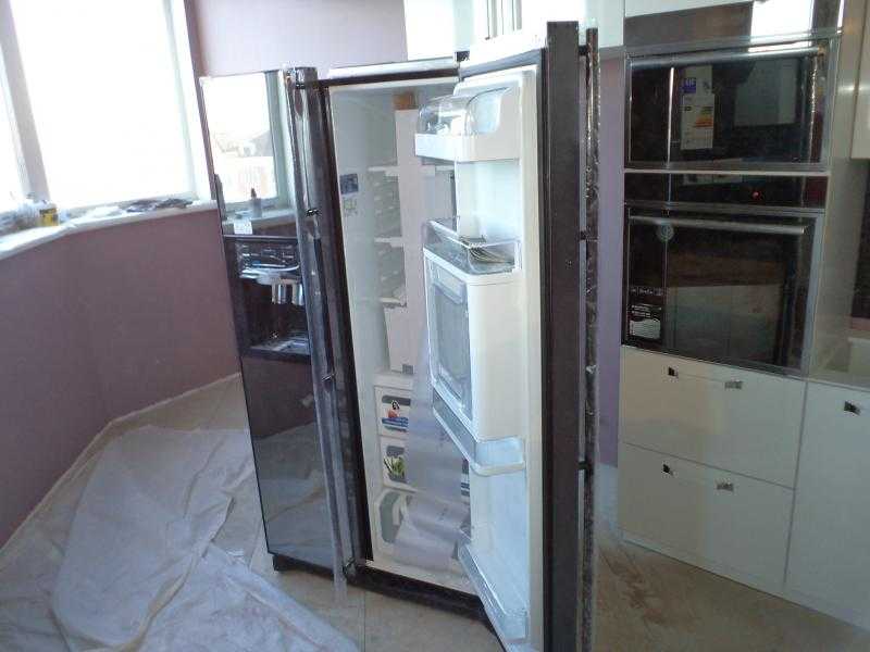 Обычный холодильник в шкафу: плюсы и минусы встраивания