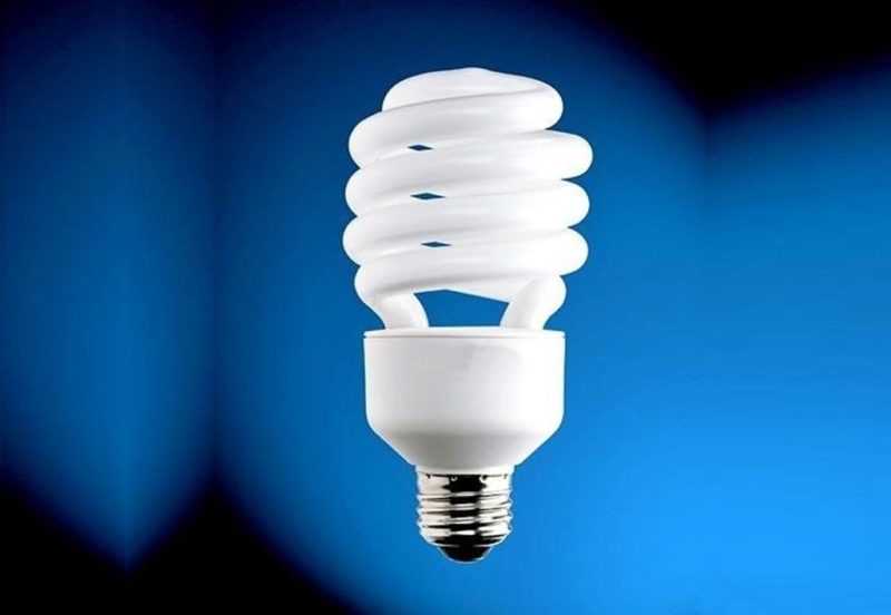 Разбилась энергосберегающая лампочка – что делать и в чем опасность?