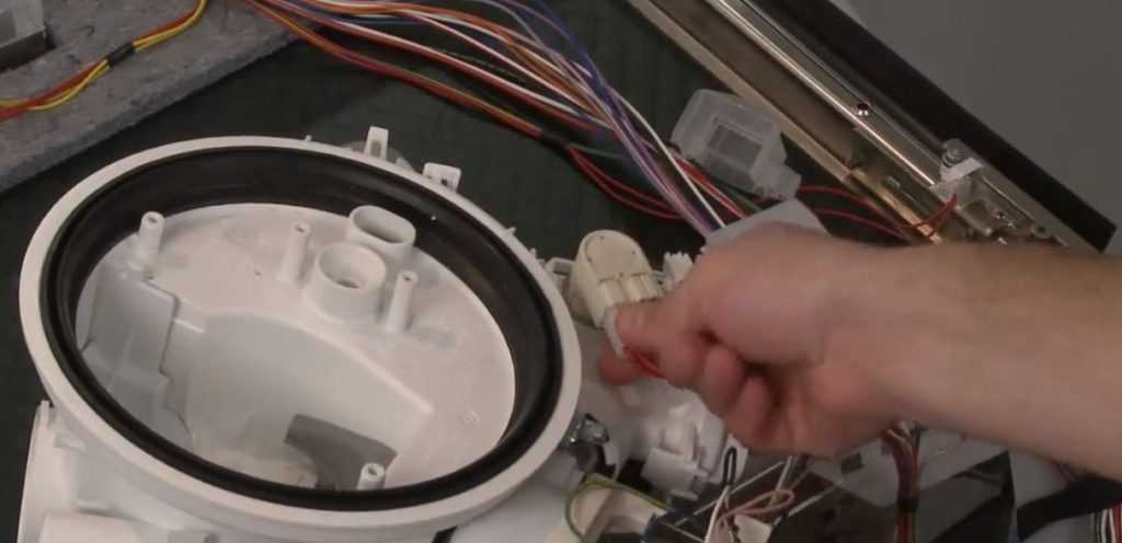 Не уходит вода из посудомоечной машины: причины неисправности