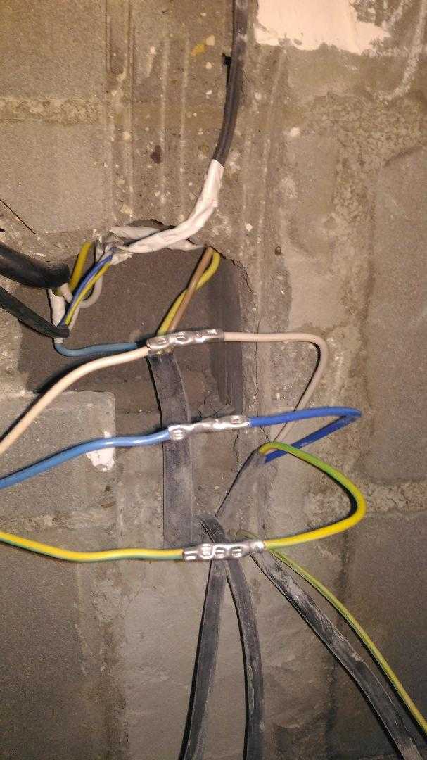 Удлиненная проводка. Наращивание вводного кабеля 10мм2. Соединитель проводов электропроводки. Соединитель проводов электропроводки в квартире. Соединитель проводов для розеток.