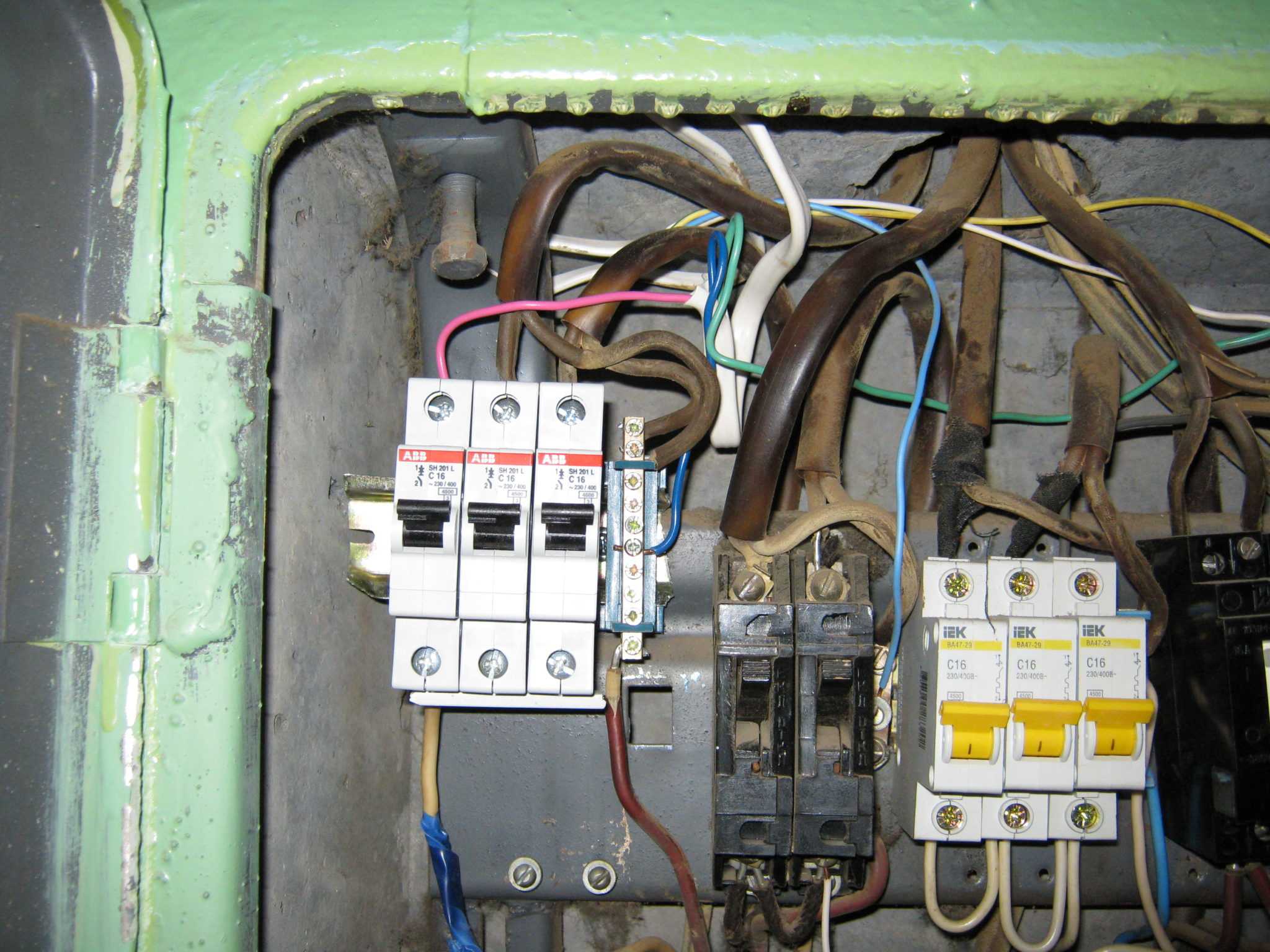 Причины по которым выбивает автомат в электрическом щитке