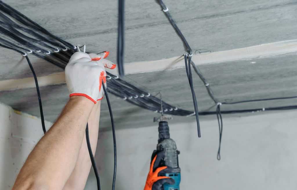 Самые частые ошибки при монтаже натяжных потолков. как не повредить проводку при сверлении стен или потолка в каком случае гофра необходима