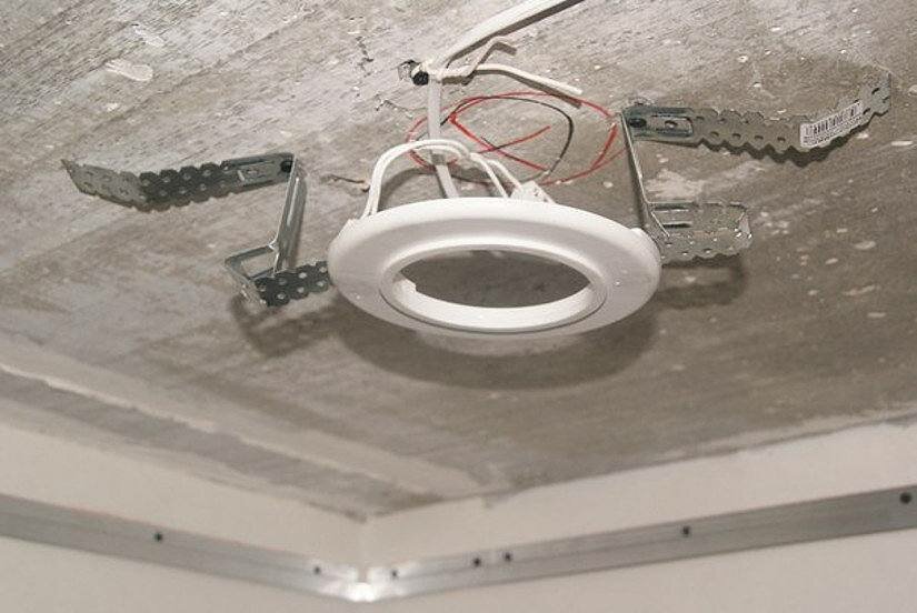 Монтаж светильников в подвесные потолки: подключение по схеме своими руками, как вставить лампочку на профиле, видео, с подсветкой
