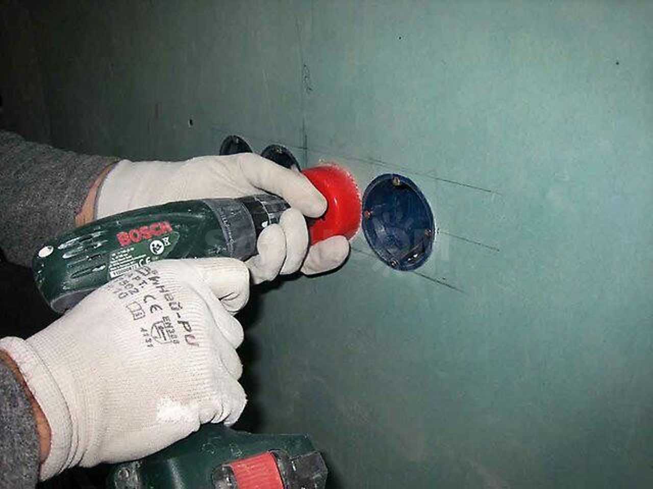 Как установить подрозетник в бетонную стену