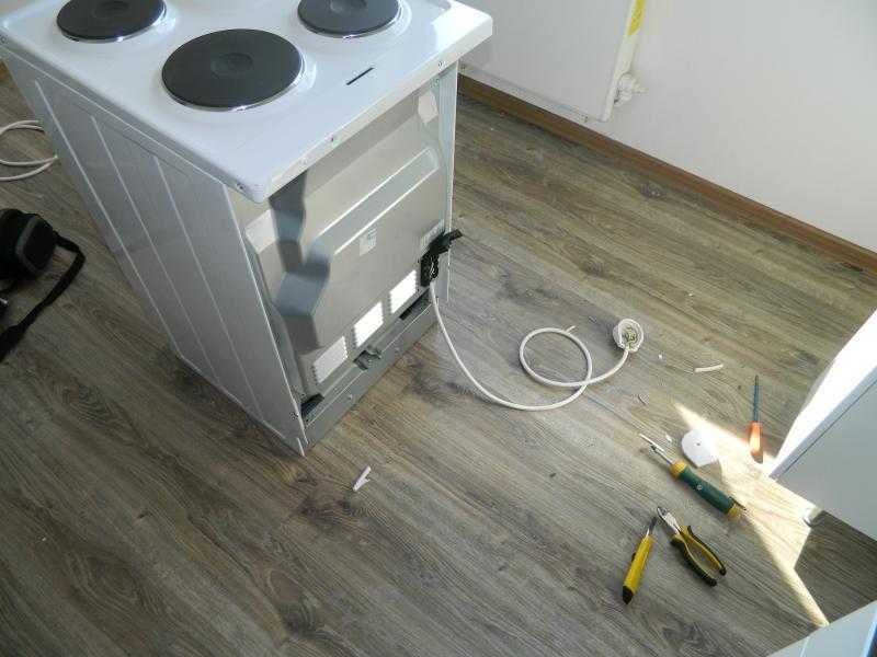 Можно ли чтобы на один автомат 32а подключалась духовка и другая техника? - электрик