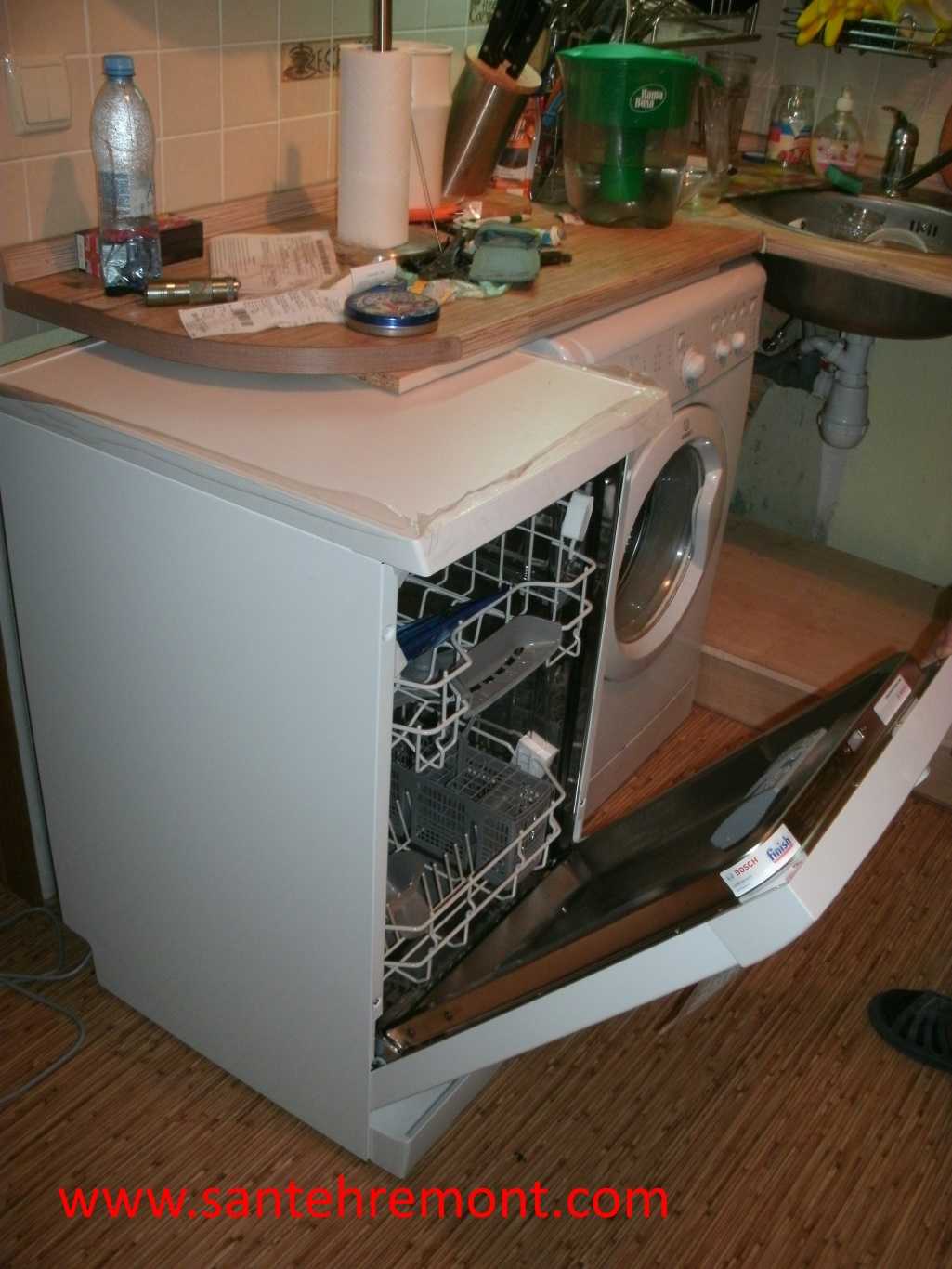 Как установить посудомоечную машину в готовую. Стопод посудомоечную машину. Крепление посудомоечной машины. Стол под посудомоечную машину. Короб для посудомоечной машины.