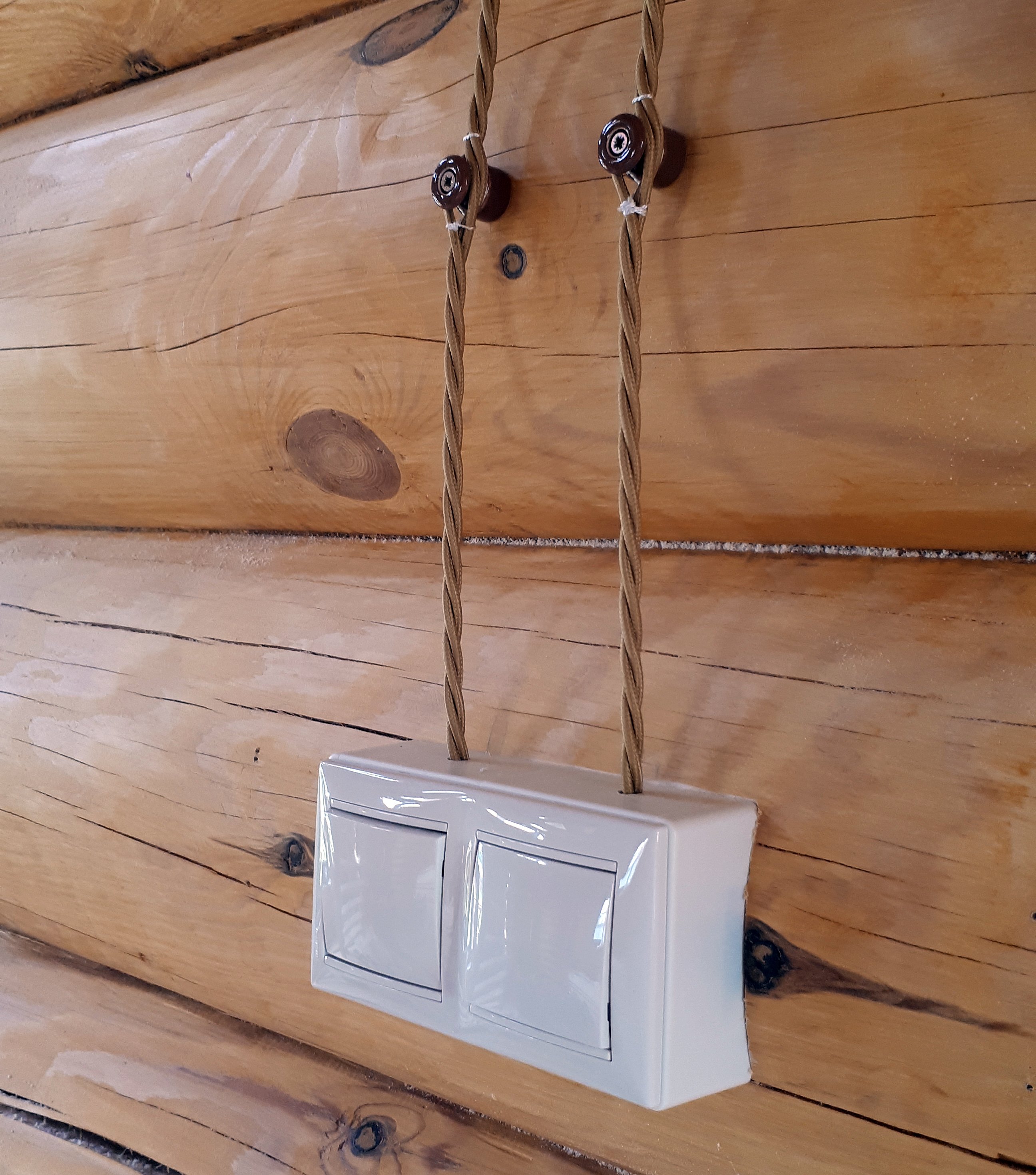Проводка в деревянном доме из бревен и бруса по правилам пуэ и снип