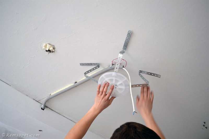 Установка точечных светильников в потолок своими руками