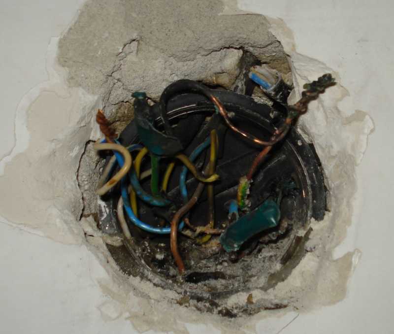 Что делать, если в квартире пахнет проводкой, как определить и устранить опасные неисправности сети?