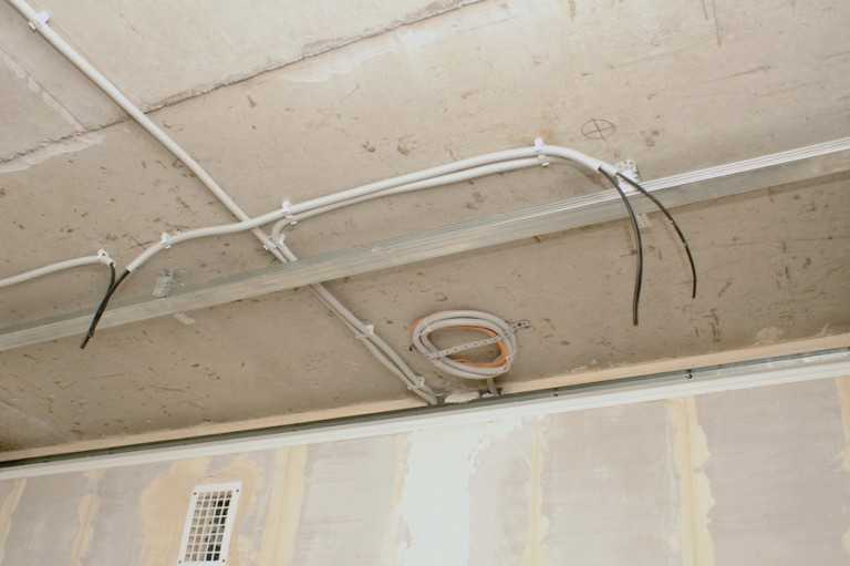 Проводка в квартире по потолку: три провода для люстры, 2 провода как крепить, электропроводка по полу, прокладка электрики, монтаж кабеля в доме - уютный домишка