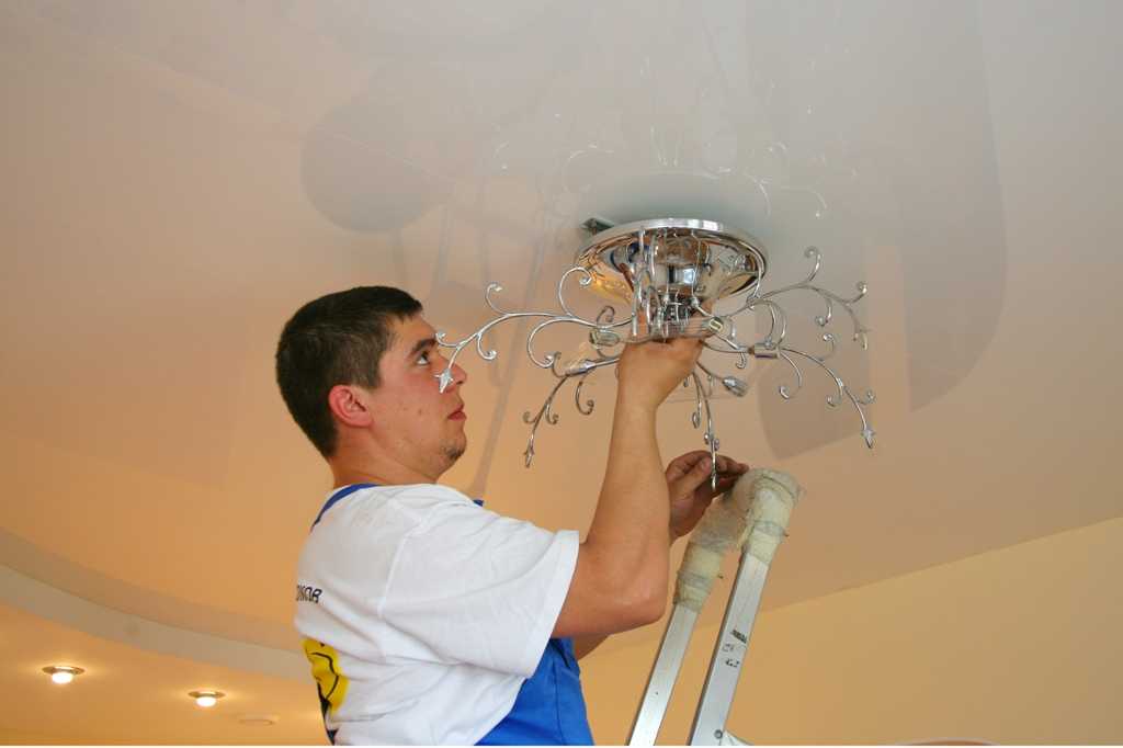 Как заменить люстру на натяжном потолке: можно ли сделать демонтаж старого светильника и установить новый своими руками