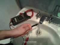 Может ли убить зарядка от телефона в ванной - миф или правда.