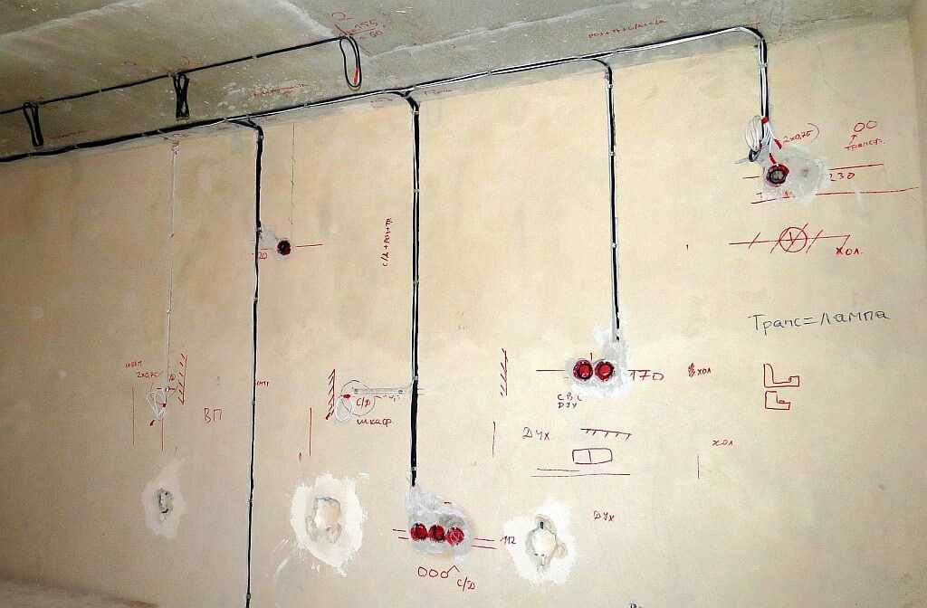 Как прокладывается электрическая проводка по кирпичной стене?