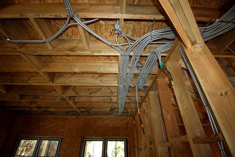 Электропроводка под гипсокартоном в деревянном доме