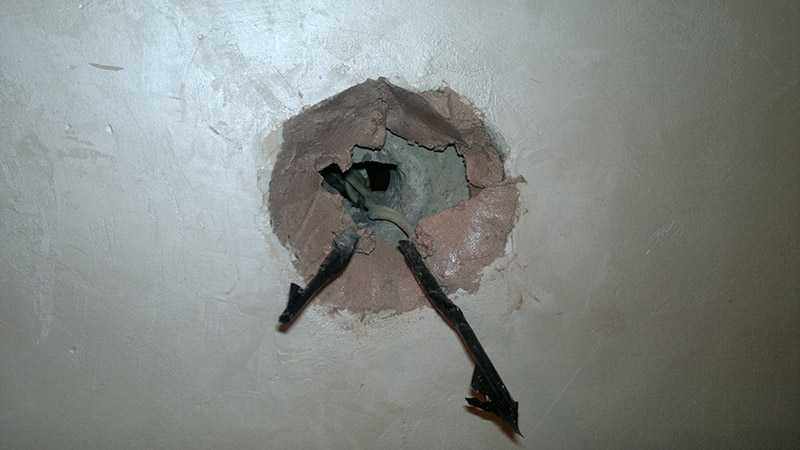 Как починить розетку если она выпала из стены