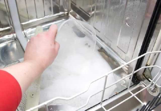 Причины плохого запаха из посудомоечной машины и способы устранения