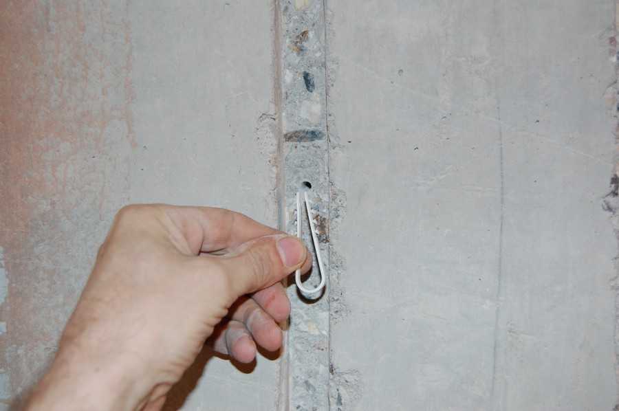 Крепление кабеля к стене