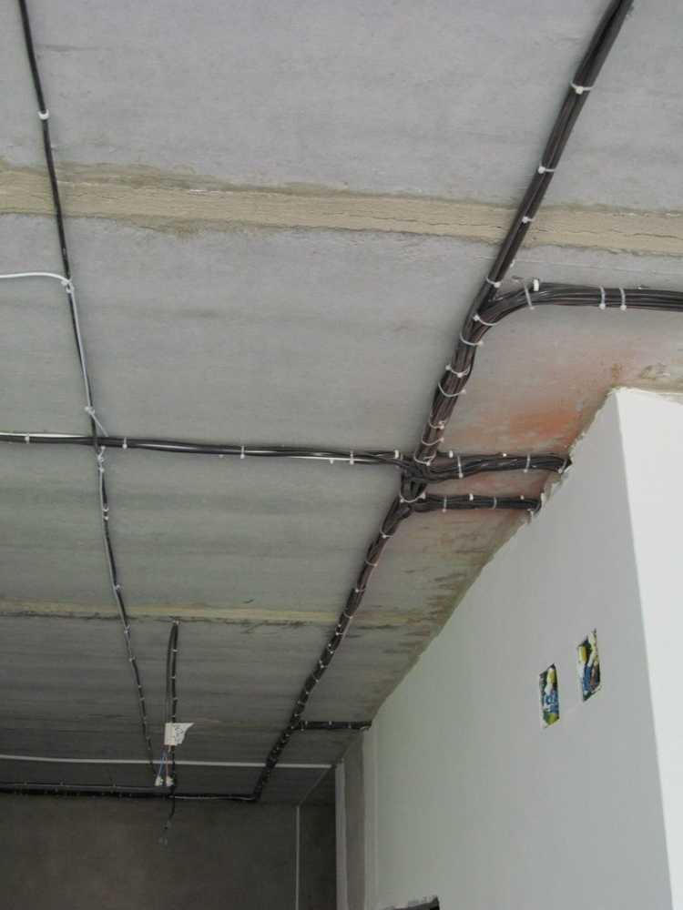 Проводка по потолку: варианты для штукатурки, подвесных и натяжных конструкций