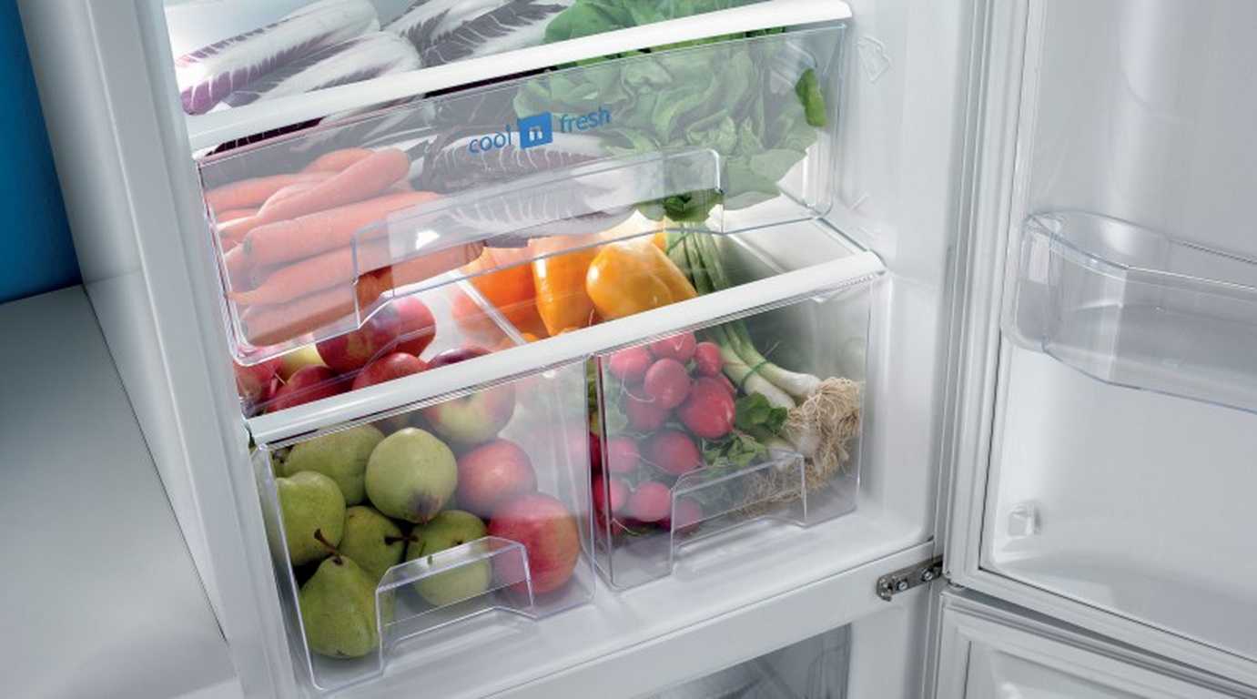 Почему в холодильнике появляется. Холодильник с продуктами. Зона свежести в холодильнике что это. Холодильник с отделом свежести. Холодильник внутри.