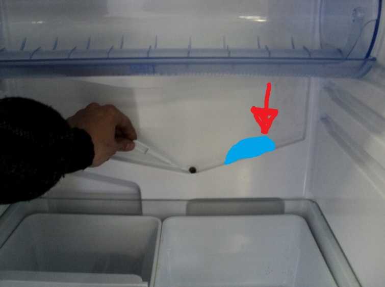 Вода на задней стенке холодильника. Задняя стенка холодильника со сливом. Вмятина на задней стенке холодильника. Потрескивание задней стенки холодильника.